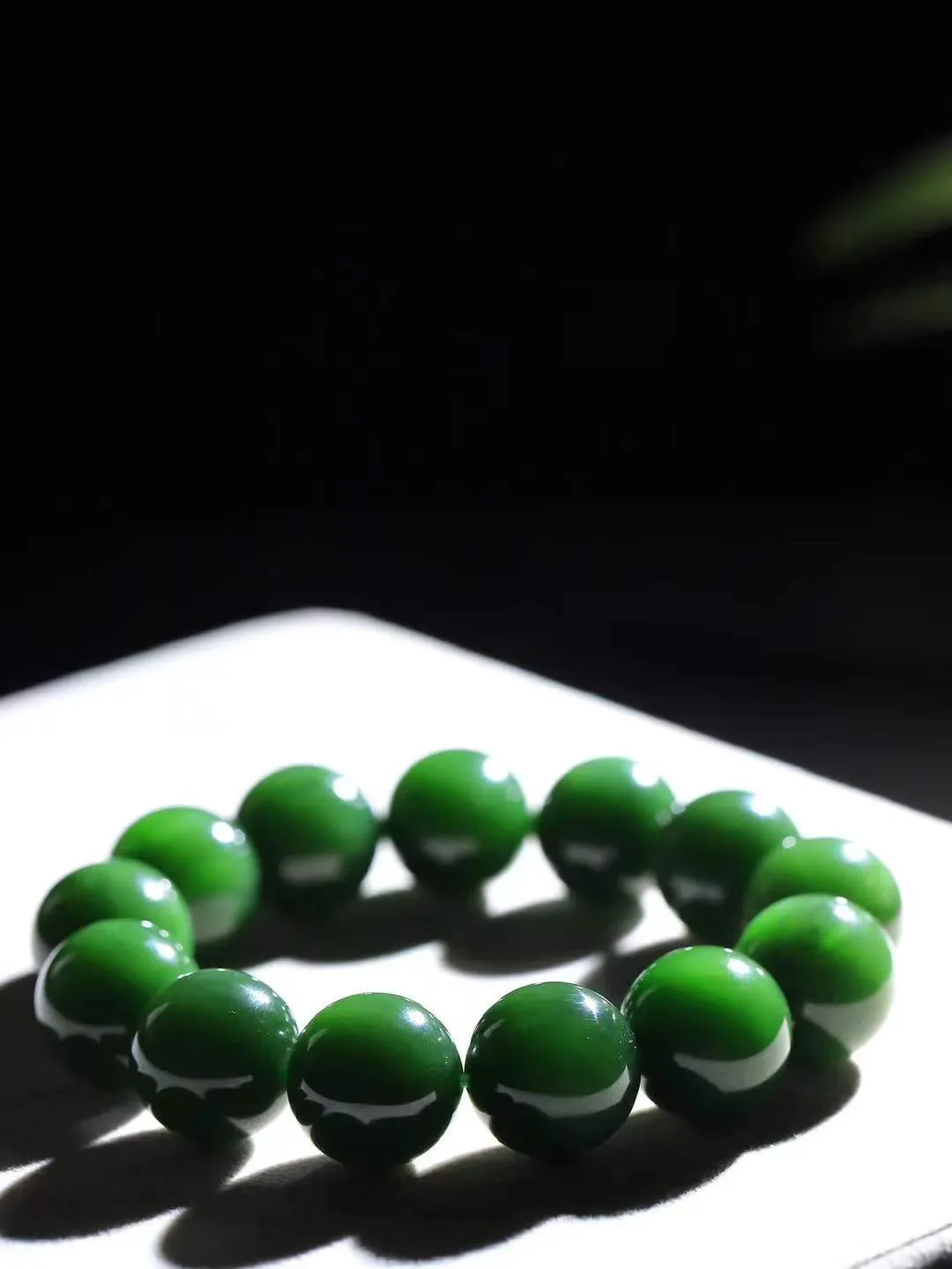 【珠圆玉润.手串】

收藏级臻品️和田玉碧玉微猫眼珠圆玉润手串 玉质温润细腻  整串打磨圆润，佩戴舒适。珠珠落玉盘，间关莺语花底滑，一生美好时光，无论身在何处，都有它相伴相守。事事顺遂，幸福美满，吉祥如意。重117.5克 尺寸取一17.8mm FDT-161202113