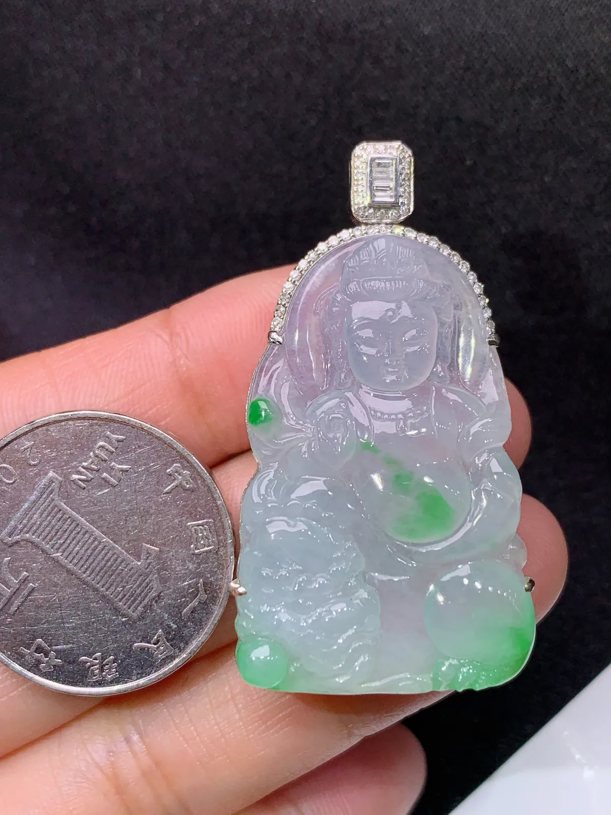 冰飘绿文殊吊坠，18k金镶嵌，冰润细腻，品相好，种水足 尺寸46*24.7*7.9