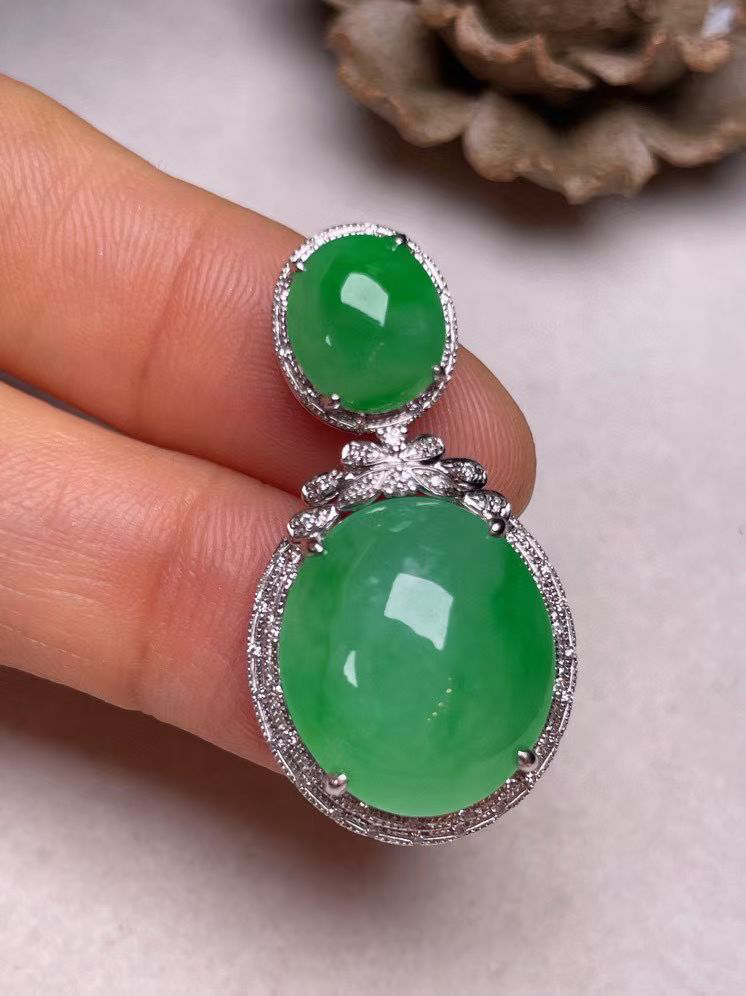 冰种阳绿蛋面吊坠、真金真钻镶嵌，种水好，玉质细腻 .裸石尺寸 17.2*14.3