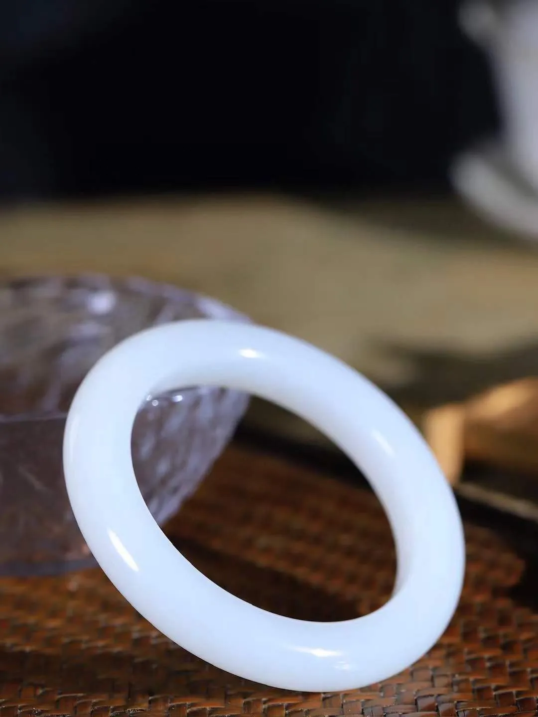 【柔情素语·手镯】

精品和田玉白玉手镯，玉质细腻温润，手感舒适，️线条流畅，简约大气，美自天成，佩戴于腕间，婉约之美，举手投足间透出那份低调奢华，醉人心扉。重52.3克 内径圈口51.5mm  尺寸11-10mm   FDA-551242100