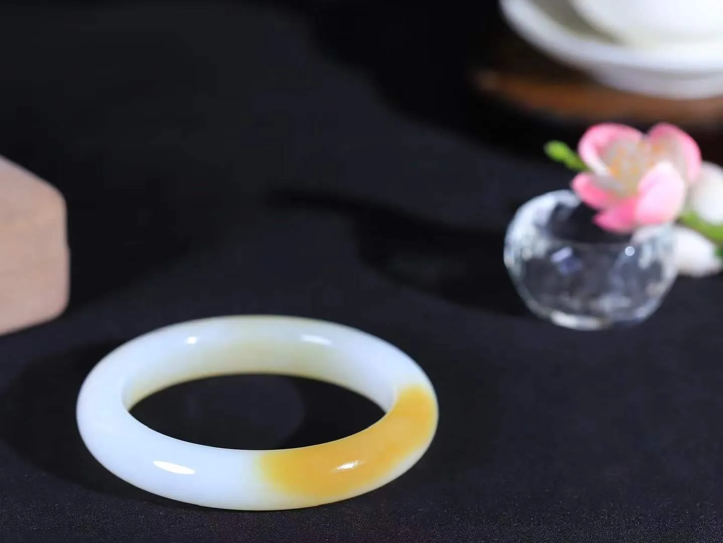 【花样年华·手镯】

收藏级臻品和田玉糖白玉手镯，质地油润细腻，色泽高贵典雅，镯型古朴典雅。在诗情