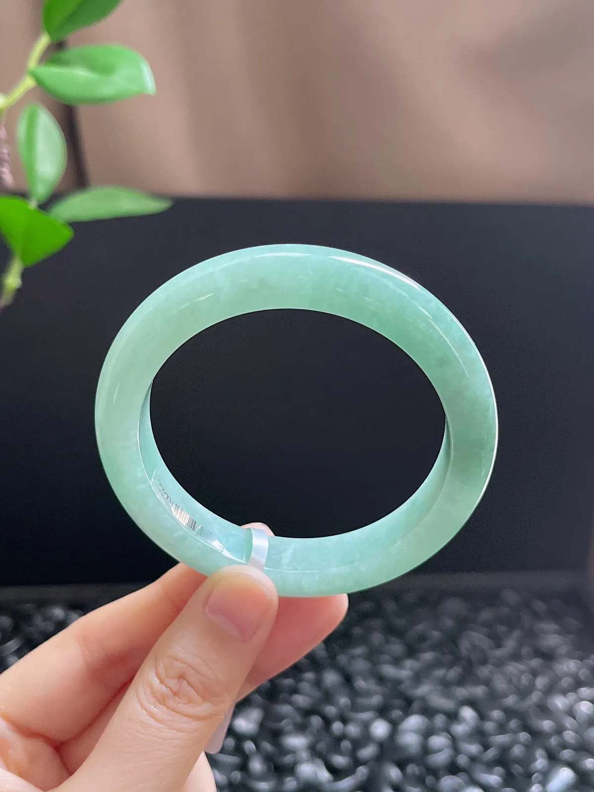 正圈53.6圈口，翡翠糯化种淡绿色手镯