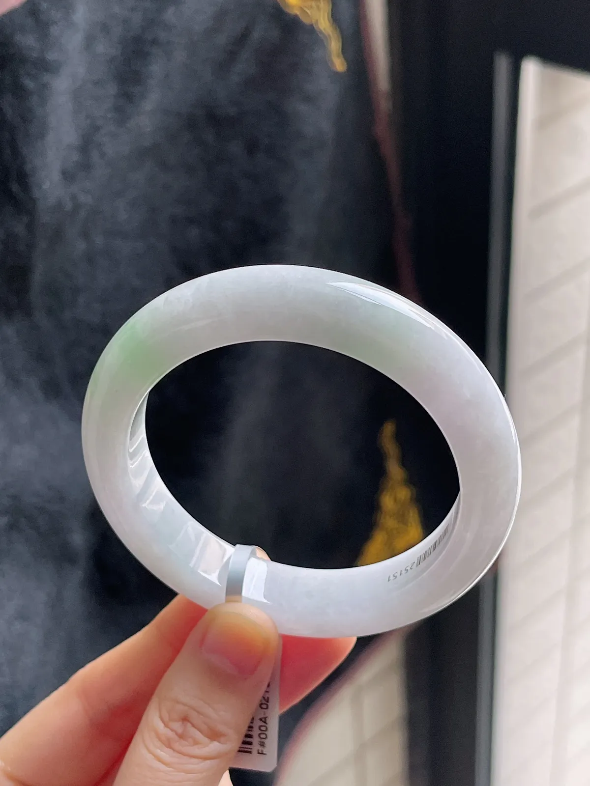 正圈55.6圈口，翡翠糯化种飘绿手镯