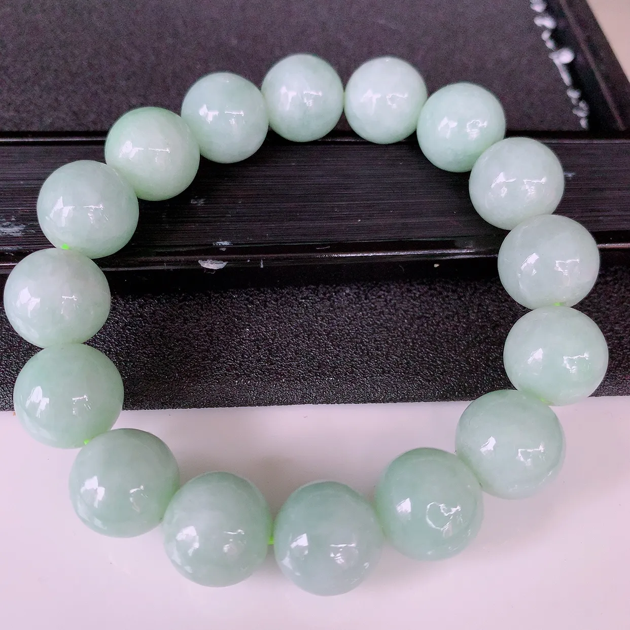 自然光实拍，大颗冰润底色翡翠手串手链， 种老水足，冰清玉润  颜色漂亮  #001.1取一尺寸13.5mm