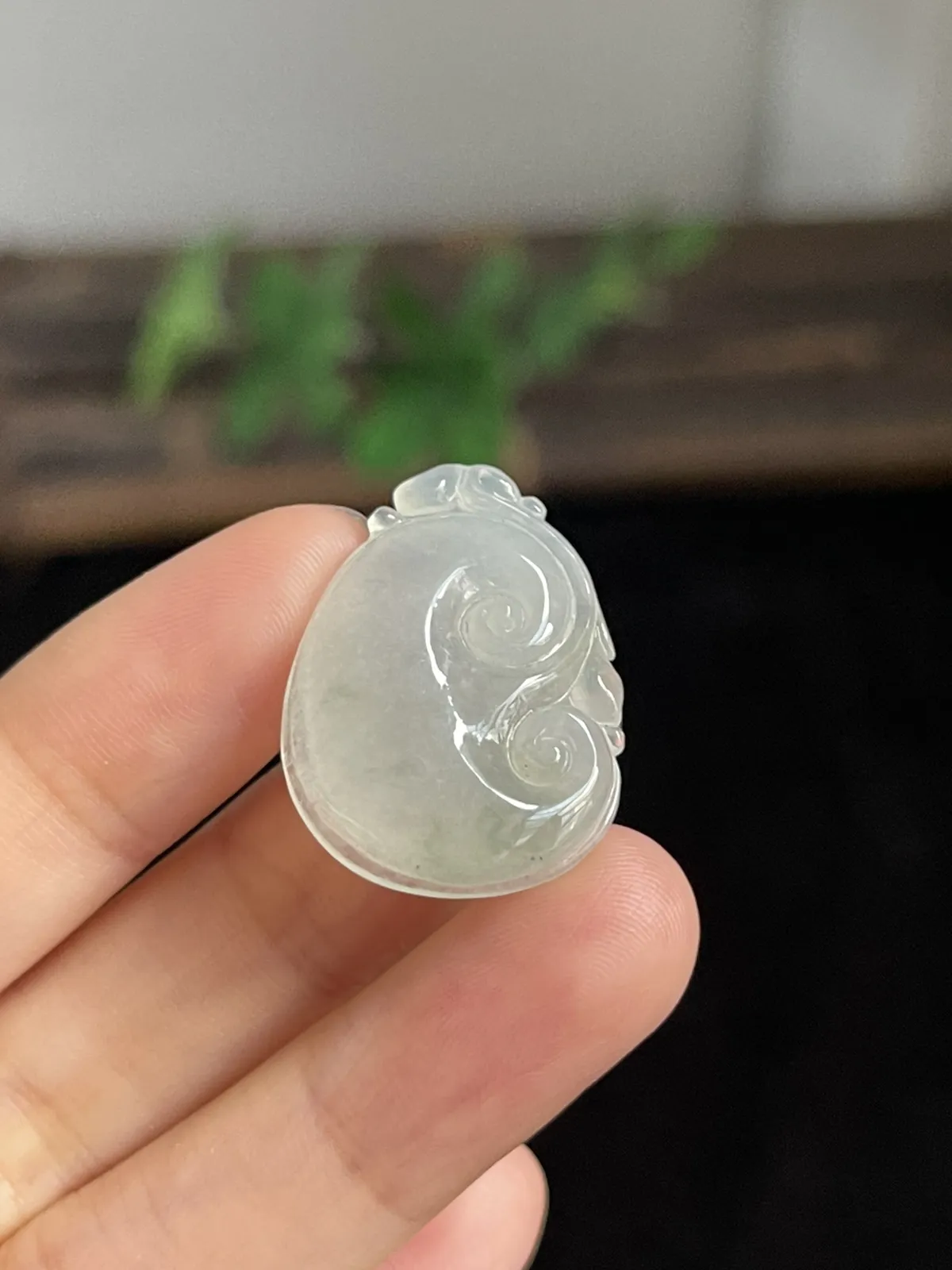 翡翠冰糯种淡绿色如意