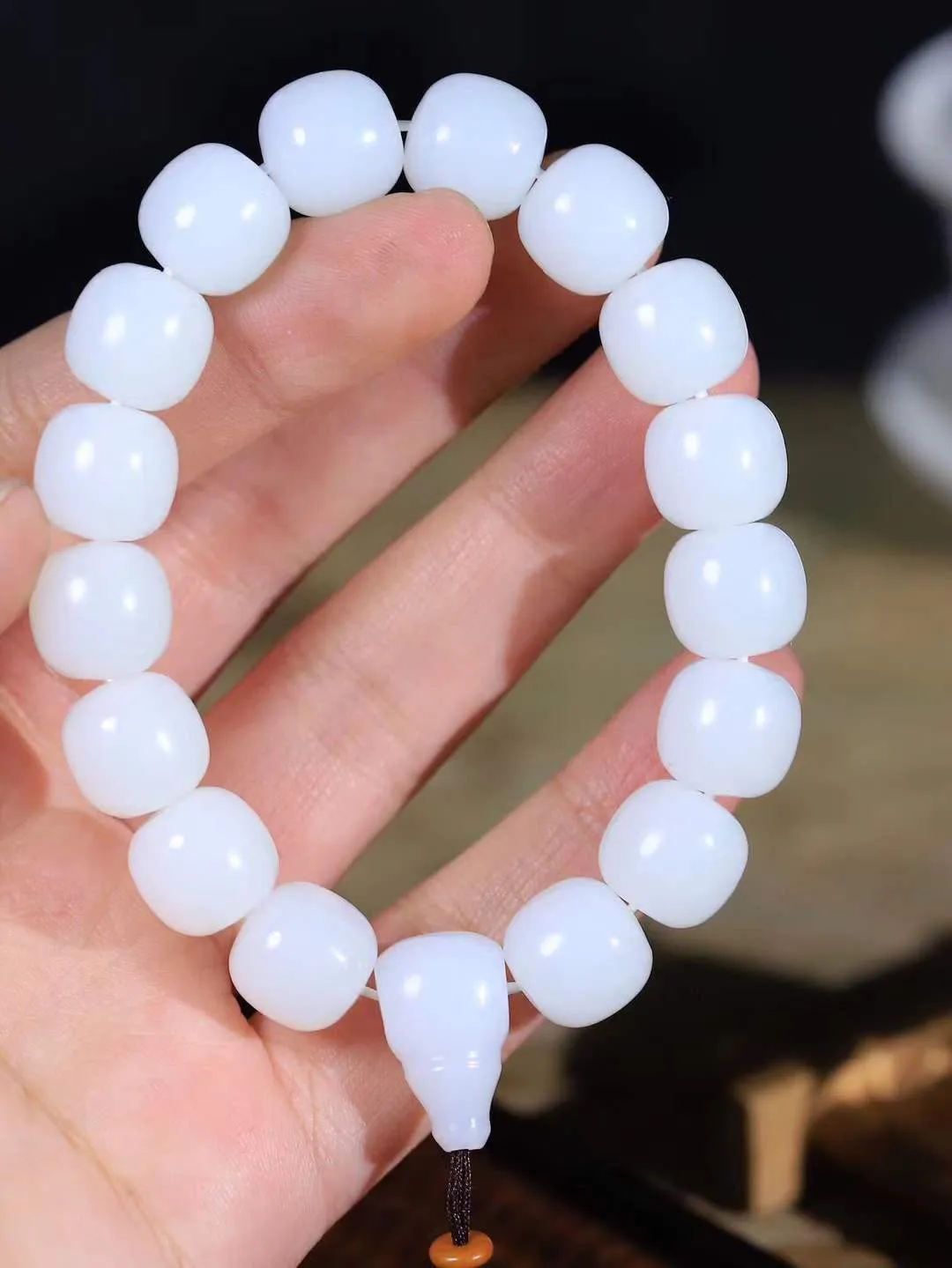 （老型珠.手串）

精品和田玉白玉老型珠手串，也可做手持，玉质细腻油润 饱满光滑 质朴无华，悠远简单，人心境界远，百世修炼深，心灵常驻善意持，觉悟人生百世修。重63克    尺寸取一12.1-12.9mm    541202201L