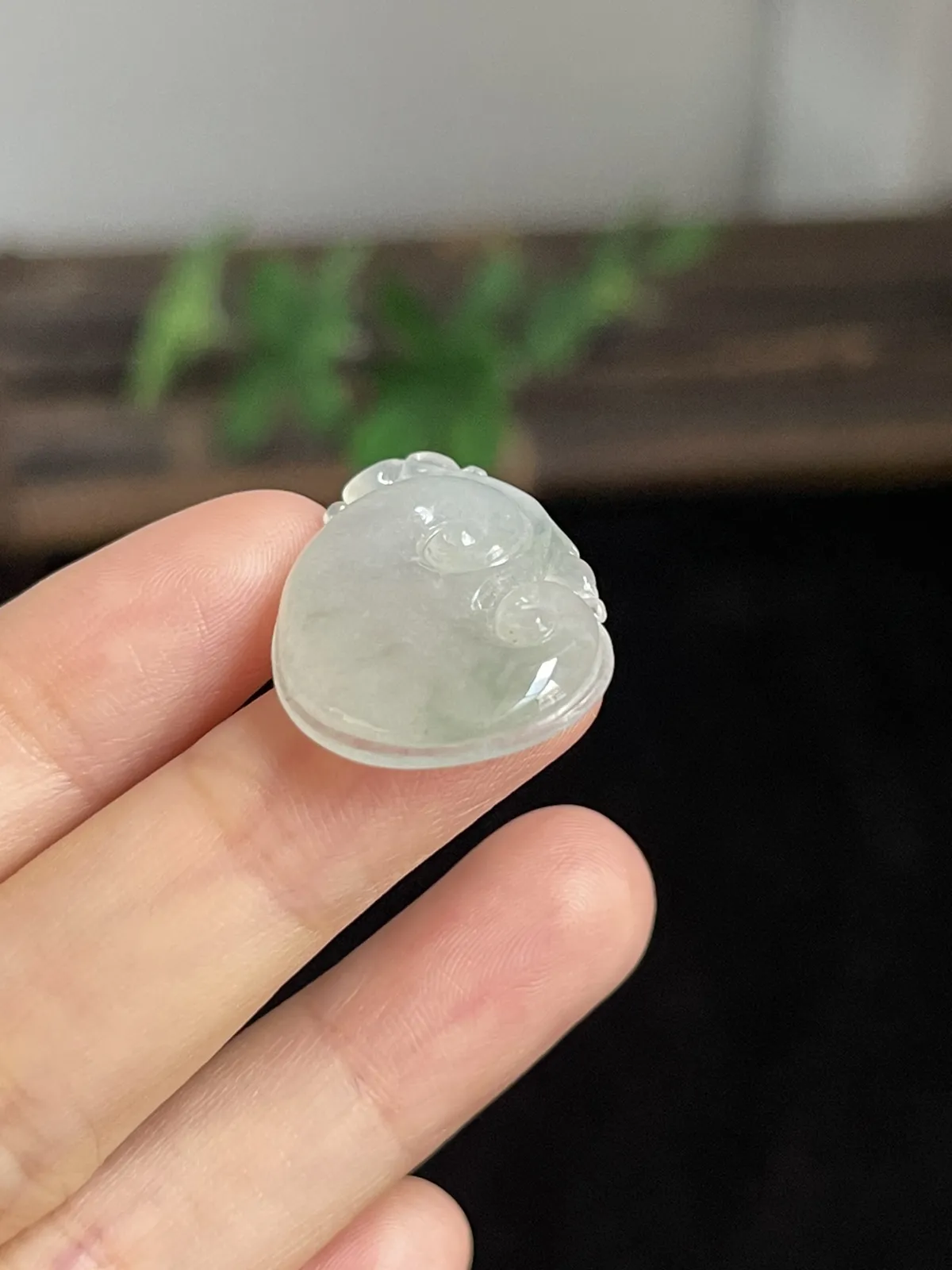 翡翠冰糯种淡绿色如意