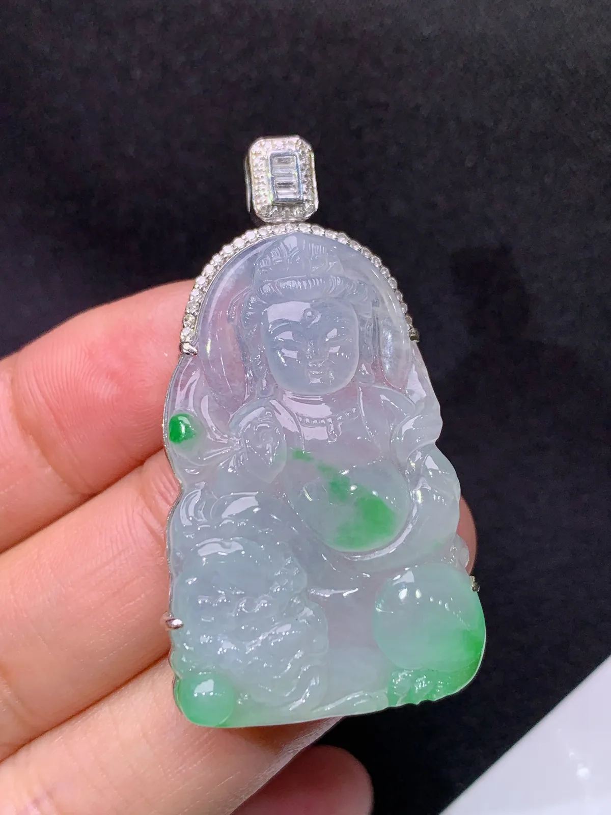 冰飘绿文殊吊坠，18k金镶嵌，冰润细腻，品相好，种水足 尺寸46*24.7*7.9
