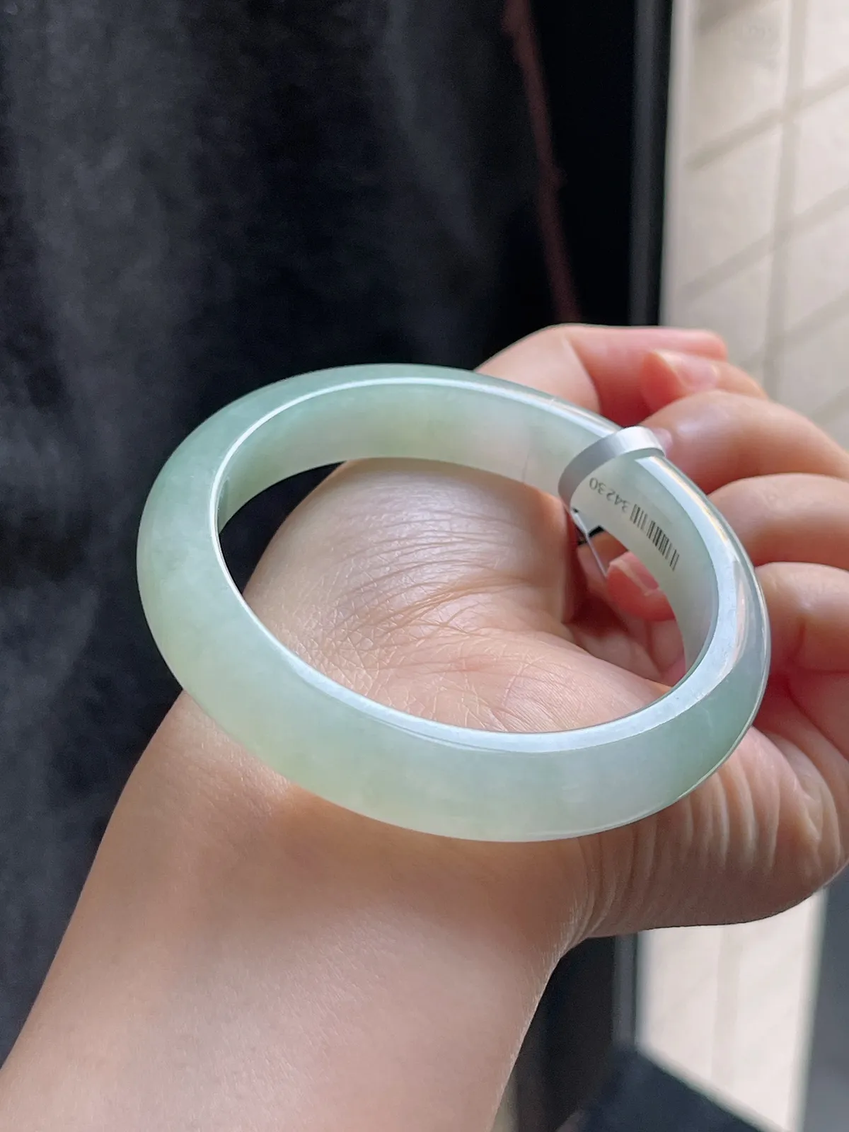 正圈56.7圈口，翡翠冰糯种淡绿色手镯