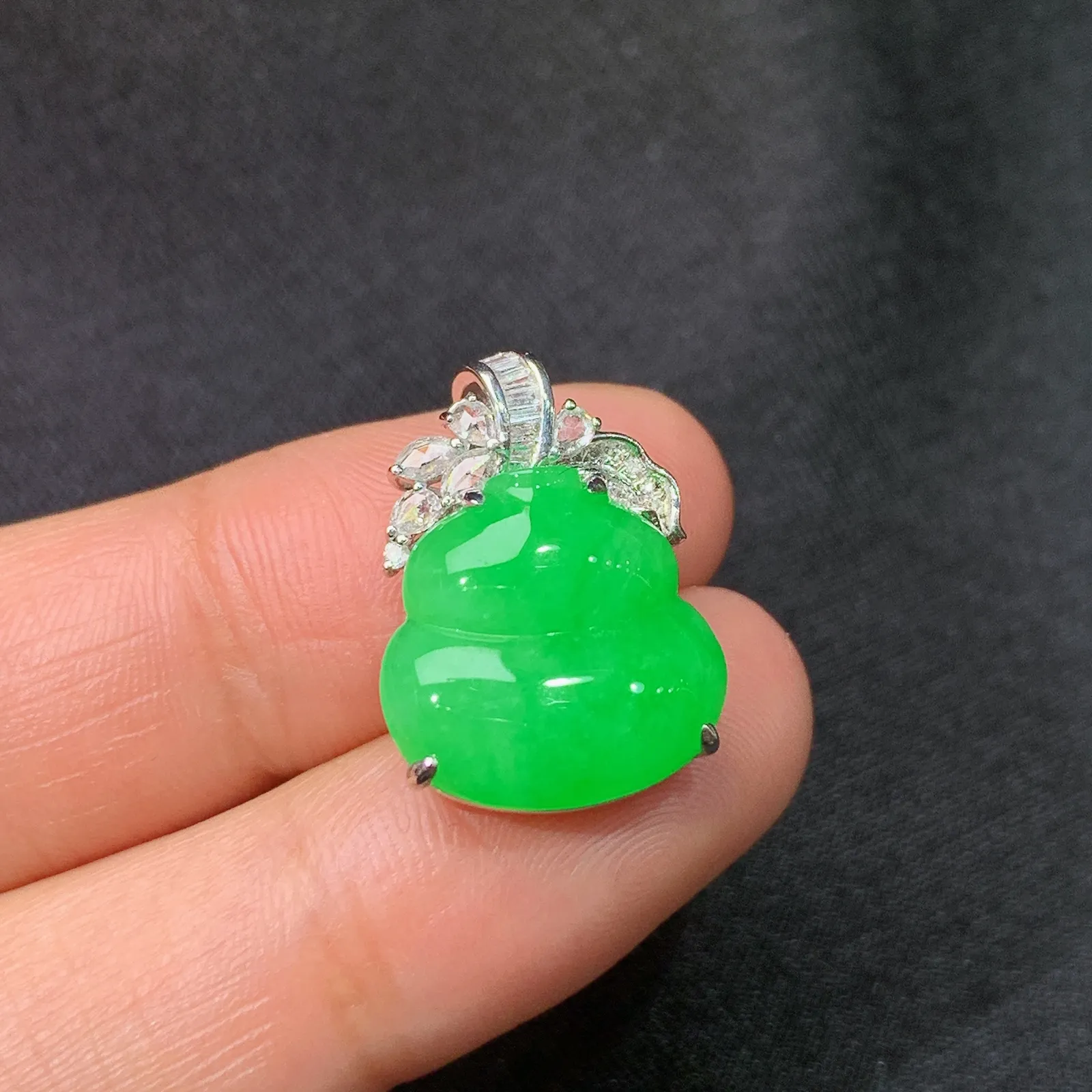 阳绿葫芦吊坠，18k金镶嵌，色泽鲜阳，冰润细腻，种水足 尺寸19.8*13.9*6.6