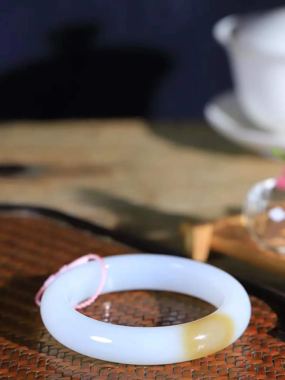 【暖玉生香·手镯】

收藏级和田玉糖白玉手镯，质地油润细腻，色泽高贵典雅，镯型古朴典雅。在诗情画意