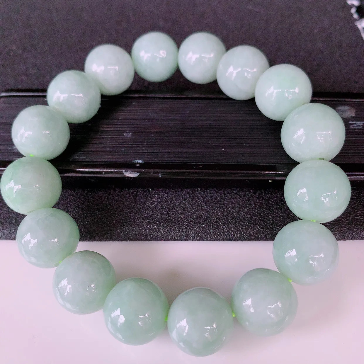 自然光实拍，大颗冰润底色翡翠手串手链， 种老水足，冰清玉润  颜色漂亮  #001.1取一尺寸13.