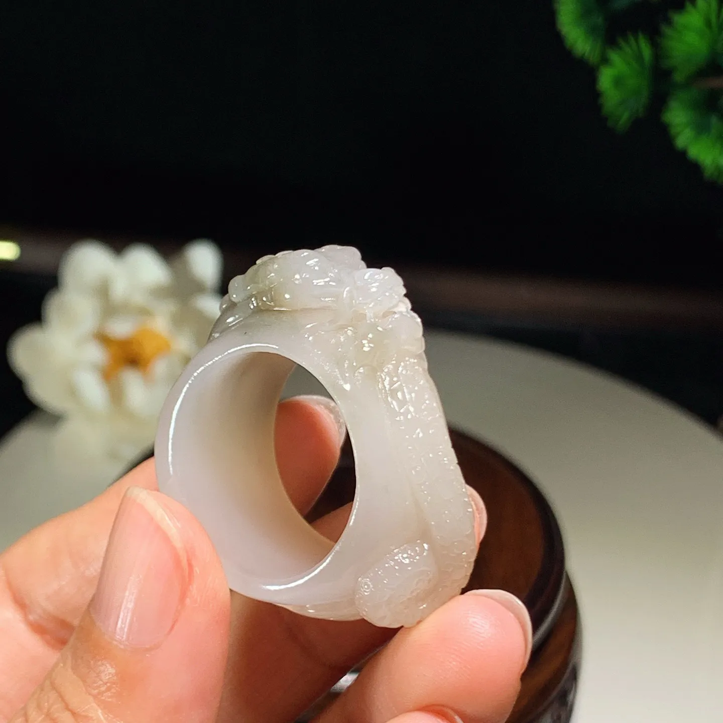 和田玉白玉龙佑一方扳指 内径23尺寸37/38/16重18克。玉质细腻油润。手推出油。佩戴高端典雅。