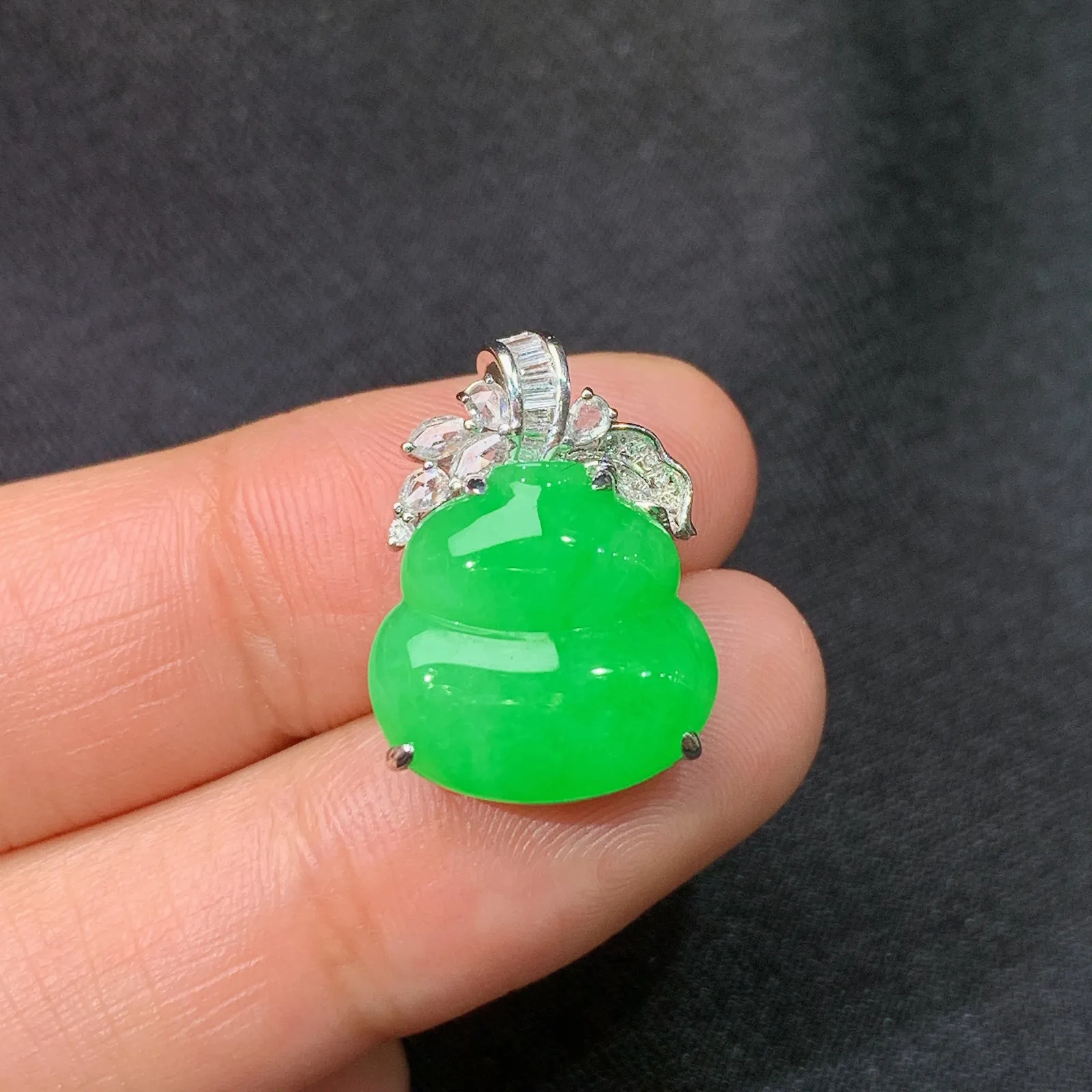 阳绿葫芦吊坠，18k金镶嵌，色泽鲜阳，冰润细腻，种水足 尺寸19.8*13.9*6.6