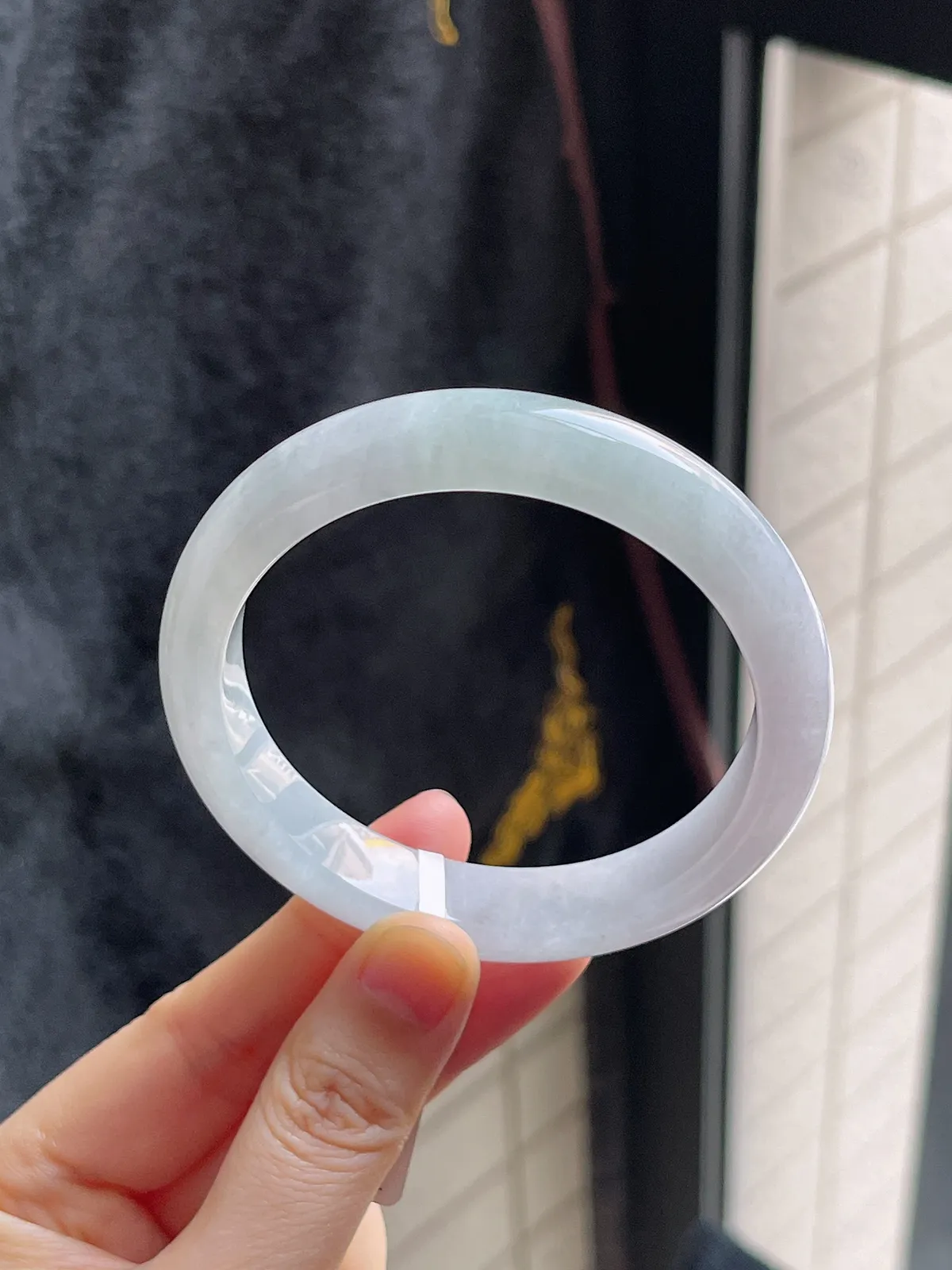 正圈57.9圈口，翡翠糯化种淡绿色手镯