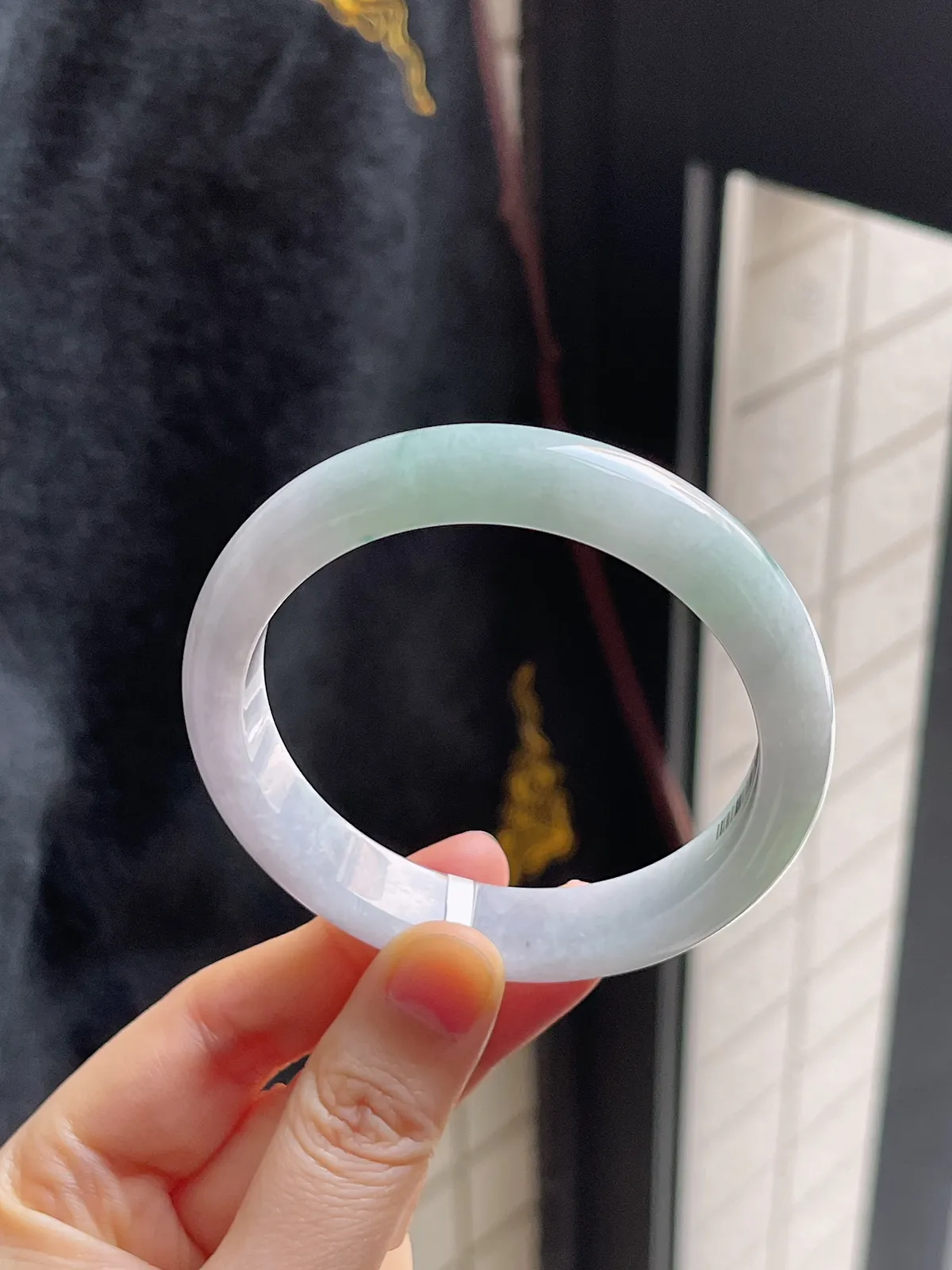 正圈57.2圈口，翡翠糯化种淡绿色手镯