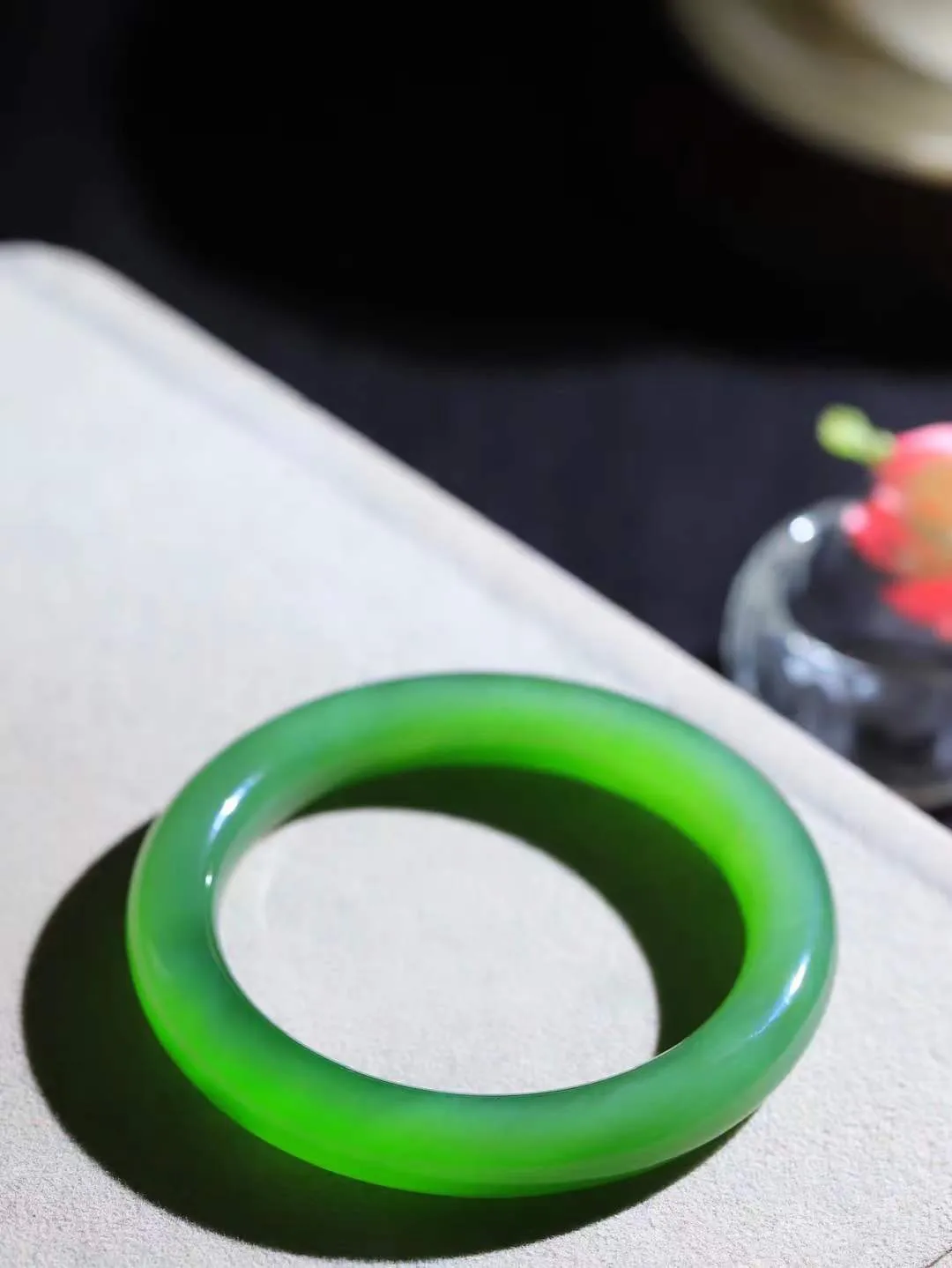 【悠悠芳华.镯】

收藏传家级臻品️和田玉碧玉猫眼手镯 玉质温润 青葱岁月，尽收腕中，婉转流畅，