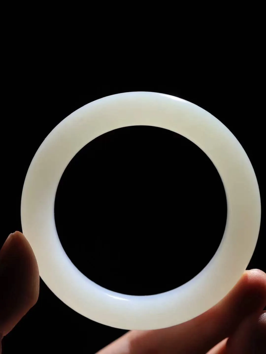 【柔情素语·手镯】

精品和田玉白玉手镯，玉质细腻温润，手感舒适，️线条流畅，简约大气，美自天成，佩戴于腕间，婉约之美，举手投足间透出那份低调奢华，醉人心扉。重52.3克 内径圈口51.5mm  尺寸11-10mm   FDA-551242100