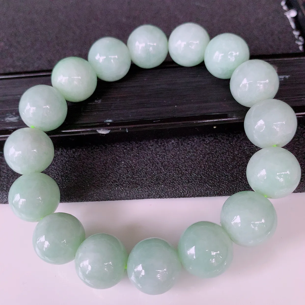 自然光实拍，大颗冰润底色翡翠手串手链， 种老水足，冰清玉润  颜色漂亮  #001.1取一尺寸13.5mm