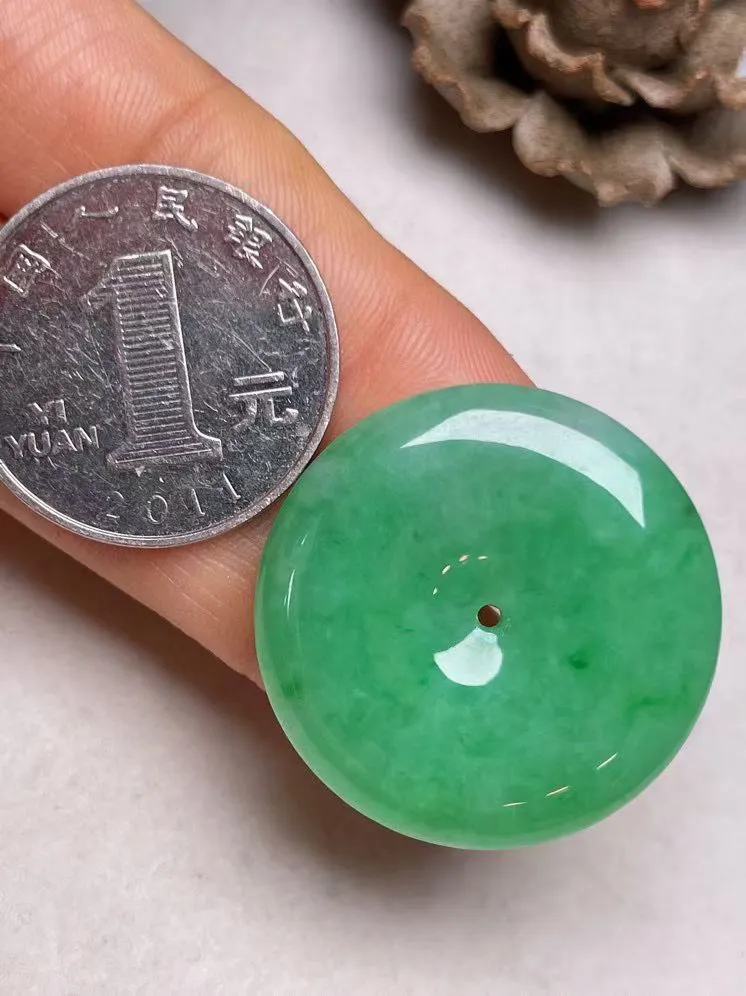 冰糯种飘绿【平安扣】吊坠，种水好、玉质细腻 ，卖相好.