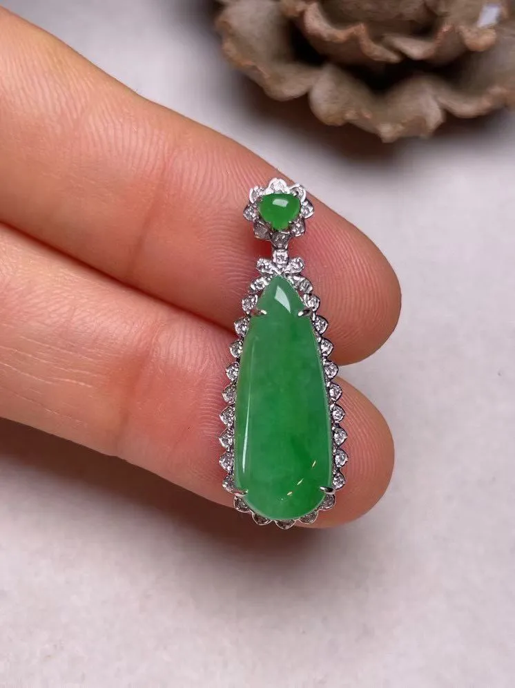 冰糯种满色福瓜吊坠、真金真钻镶嵌，种水好，玉质细腻 .裸石尺寸 19.3*8.0