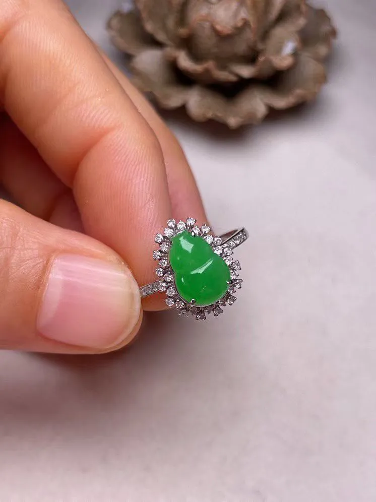 冰种阳绿葫芦戒指、真金真钻镶嵌，种水好，玉质细腻 .裸石尺寸 9.0*6.3