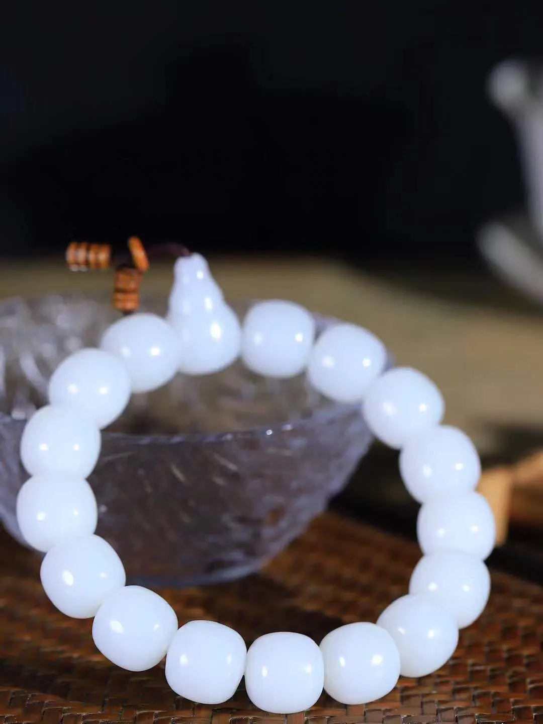 （老型珠.手串）

精品和田玉白玉老型珠手串，也可做手持，玉质细腻油润 饱满光滑 质朴无华，悠远简单，人心境界远，百世修炼深，心灵常驻善意持，觉悟人生百世修。重63克    尺寸取一12.1-12.9mm    541202201L