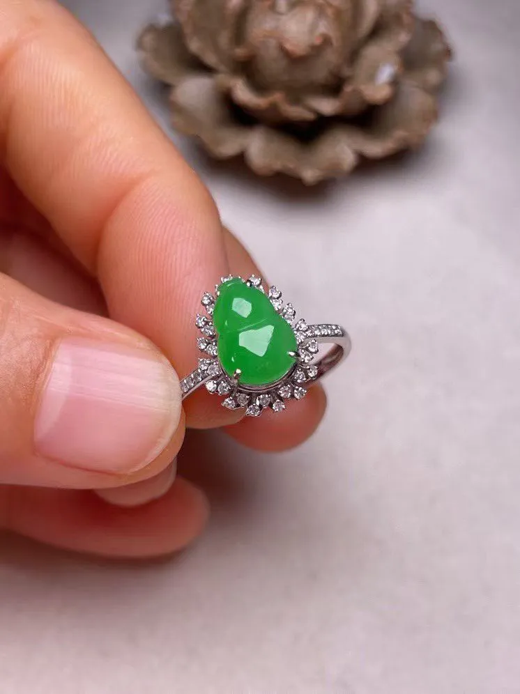 冰种阳绿葫芦戒指、真金真钻镶嵌，种水好，玉质细腻 .裸石尺寸 9.0*6.3