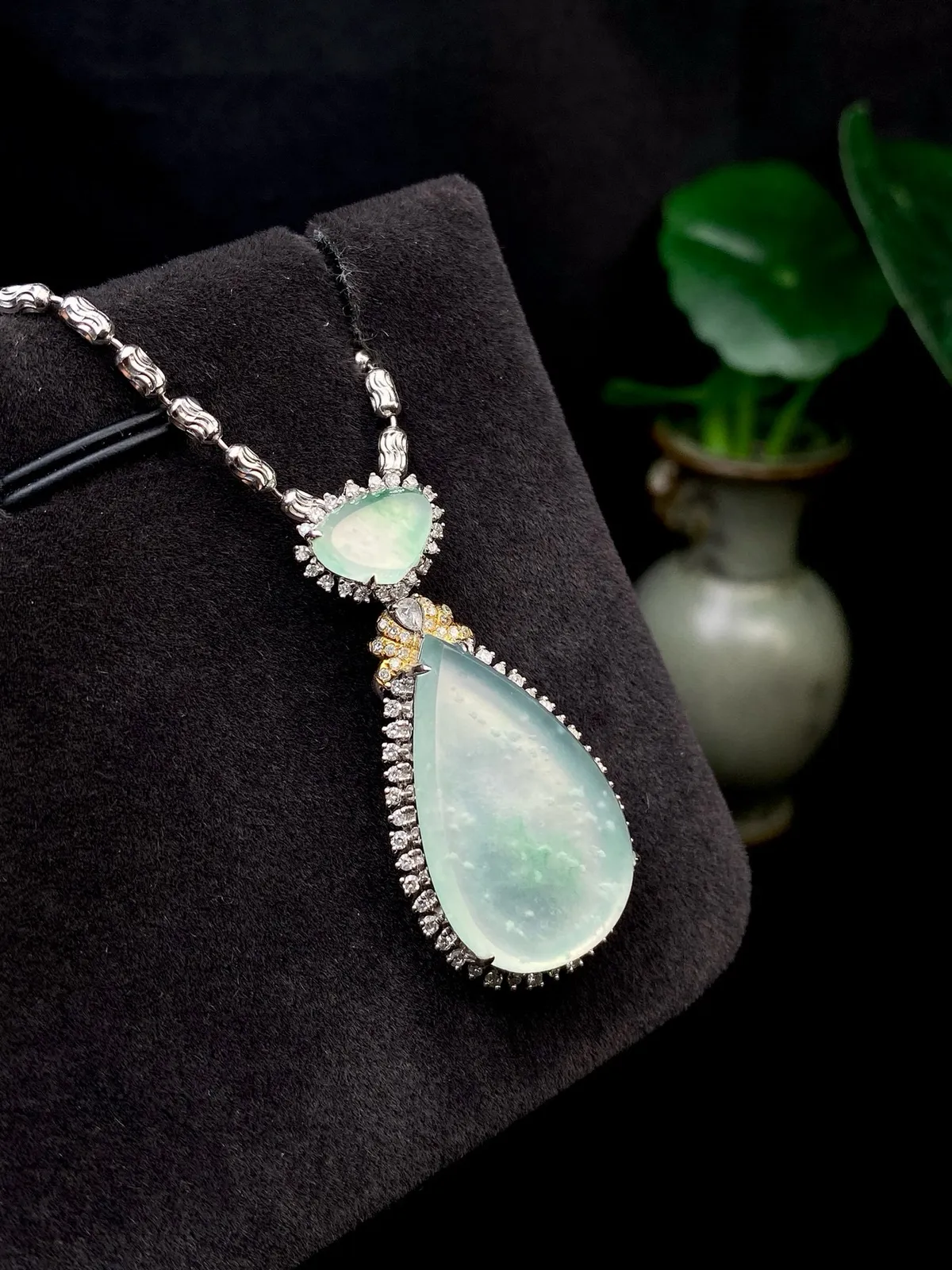 【冰种飘花水滴吊坠】质地细腻，冰润透亮，光泽出众，18k金钻镶嵌，裸石尺寸22.4*14*2.6毫米