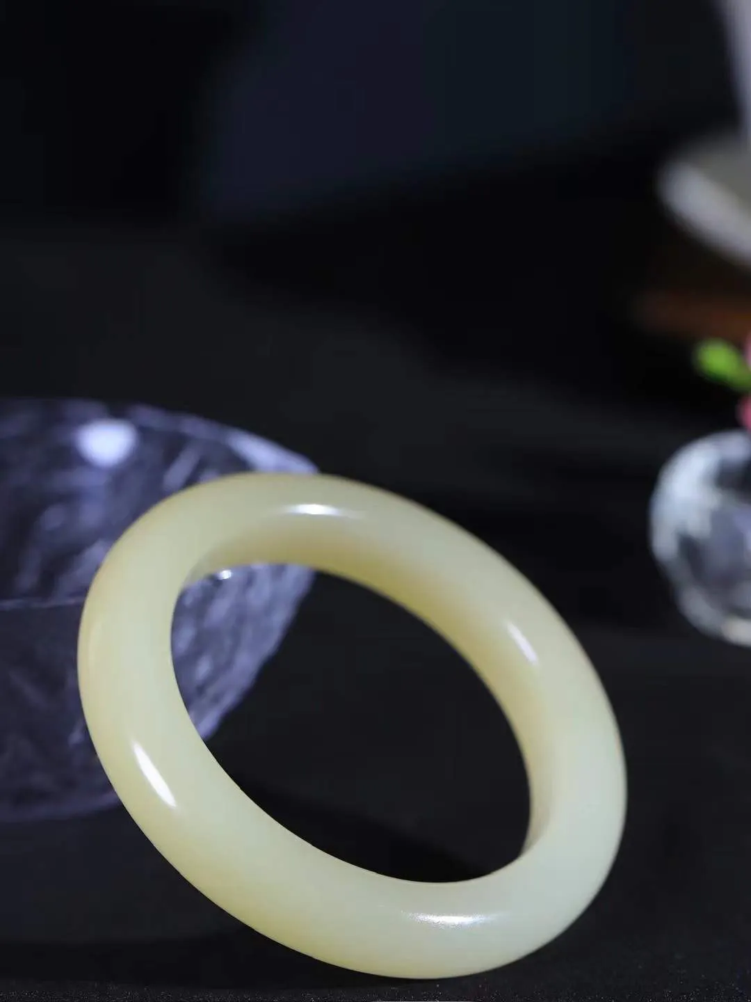 【婉约佳人.镯】

精品和田玉蜂蜜水手镯，玉质细腻，触感温润，佩戴它，感受玉石的温度与自然的灵性，让每一天都充满诗意与美好。重55.5克  尺寸51.5-12-9.5mm  111252133T