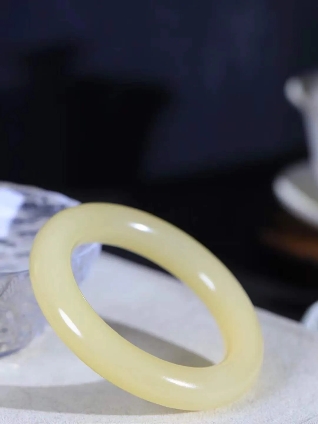 [温润如玉.手镯]

收藏级和田玉糖玉圆条手镯。玉质温润细腻 油性十足 手感舒适，高华雅逸，线条流畅，简约大气，美自天成，素雅高贵。佩戴于腕间，婉约之美，举手投足间透出那份低调奢华。重65克 内径52.5mm尺寸12-11.9mm781202114T