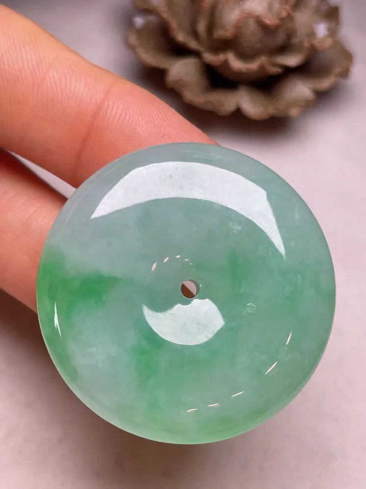 冰糯种飘绿【平安扣】吊坠，种水好，玉质细腻 ，卖相好.