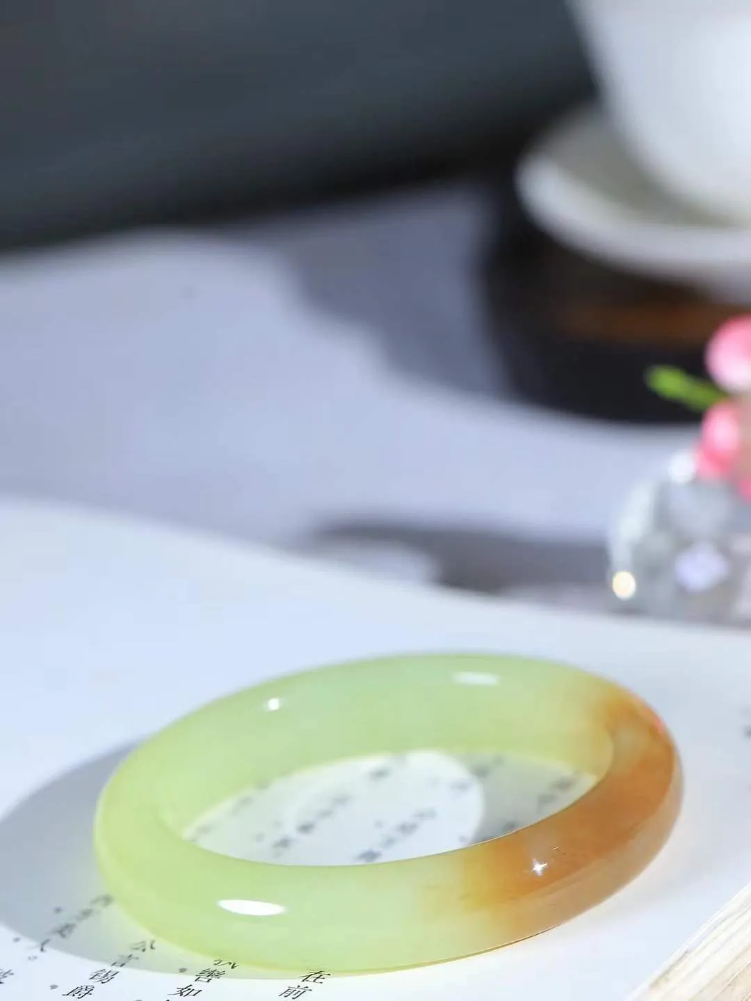 【婉约佳人.手镯】

精品和田玉黄口带糖手镯 玉质温润细腻 油性十足 手感舒适，高华雅逸，线条流畅，简约大气，美自天成，素雅高贵。佩戴于腕间，婉约之美，举手投足间透出那份低调奢华。重53.36克 内径53mm  尺寸12-9mm   FDL-111272133