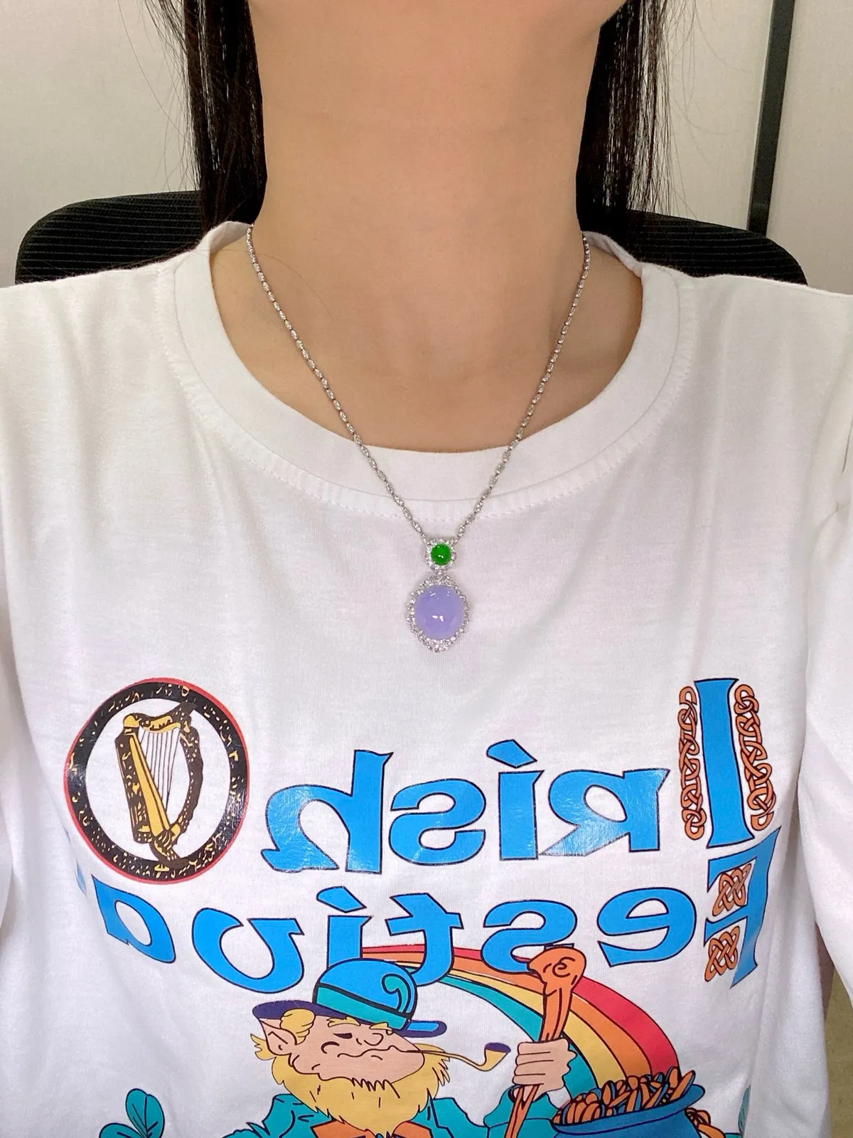 【冰种紫蛋面吊坠】质地细腻，饱满度很好，晶莹剔透，18k金钻镶嵌，裸石尺寸15.3*14.1*6.4毫米