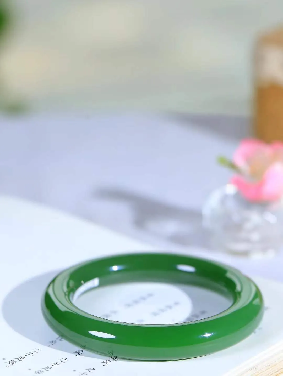 （碧色荡漾.手镯）

收藏传家级臻品️和田玉碧玉圆条手镯，灼灼其华想像靓妆淡伫 ，腕间绿意跳脱冰