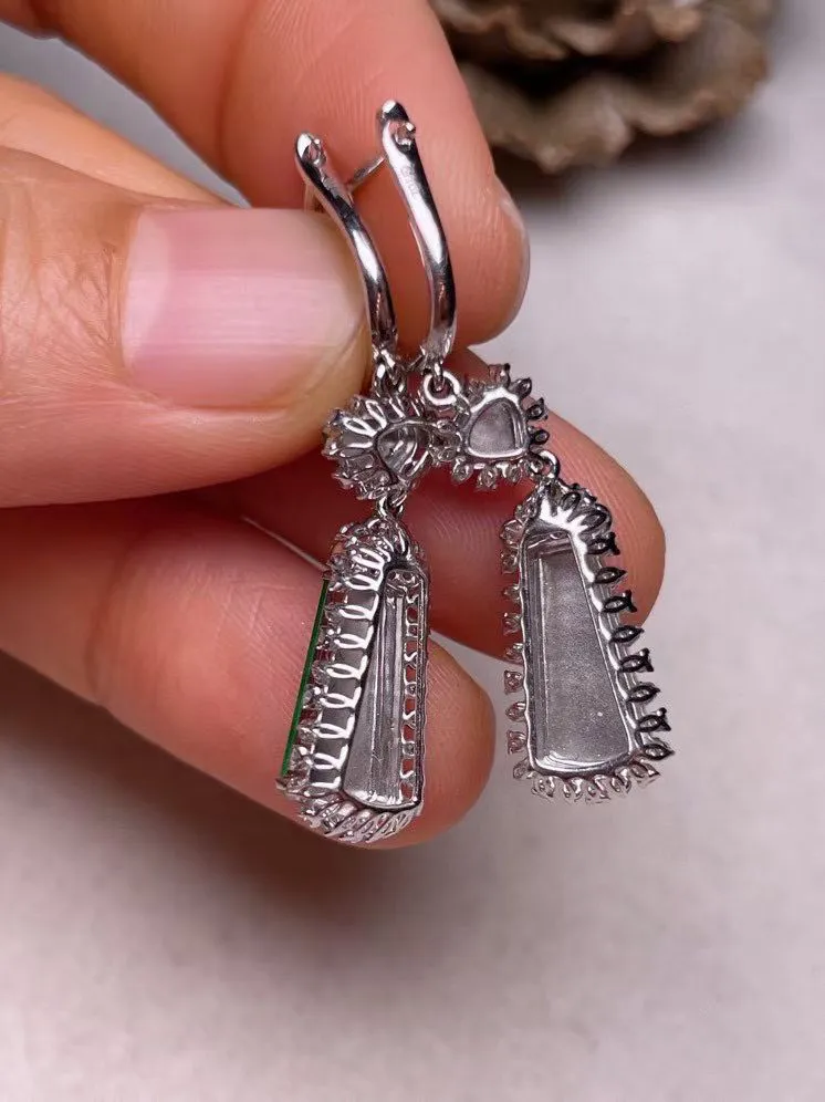 冰种阳绿无事牌耳坠、真金真钻镶嵌，种水好，玉质细腻 .裸石尺寸 12.0*6.0