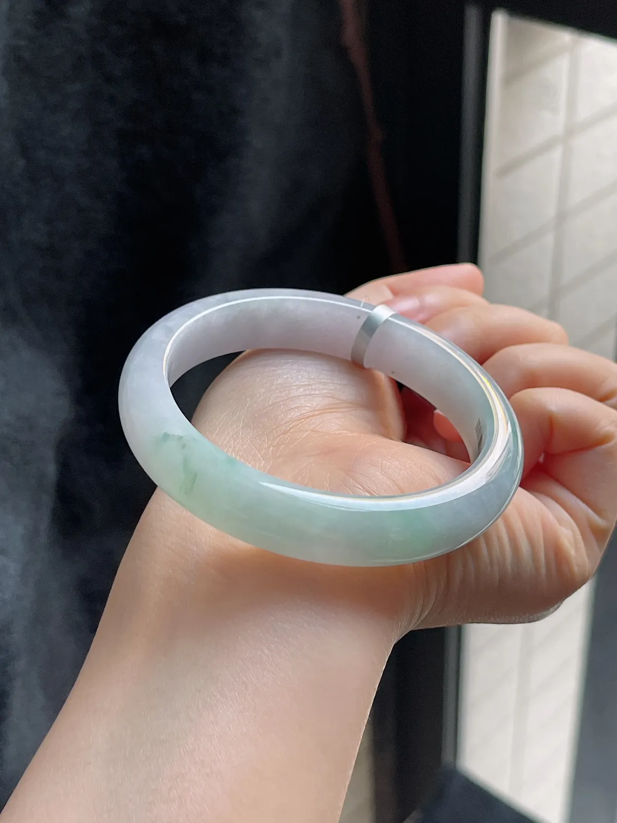 正圈57.2圈口，翡翠糯化种淡绿色手镯