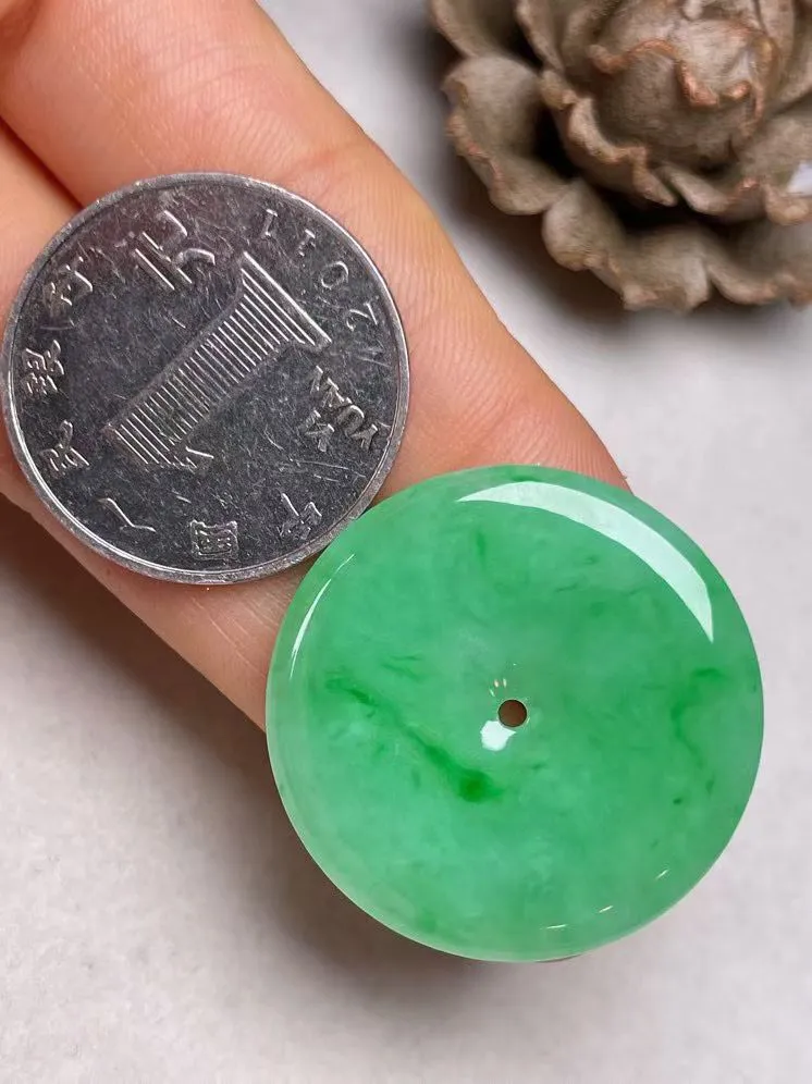 冰糯种飘绿【平安扣】吊坠，种水好、玉质细腻 ，卖相好.