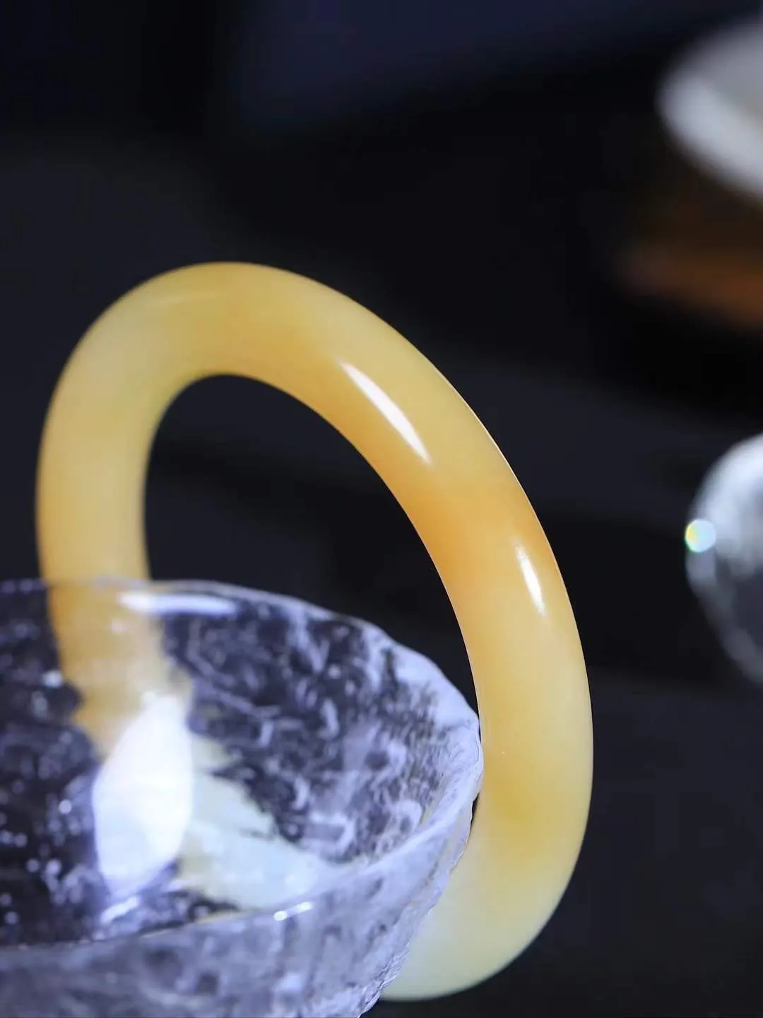 （一见倾心.手镯）

精品和田玉糖白玉圆条手镯，玉质温润细腻 油性十足 手感舒适，高华雅逸，线条流畅，简约大气，美自天成，素雅高贵。佩戴于腕间，婉约之美，举手投足间透出那低调奢华。重49克  尺寸53-10-10.3mm161251830T