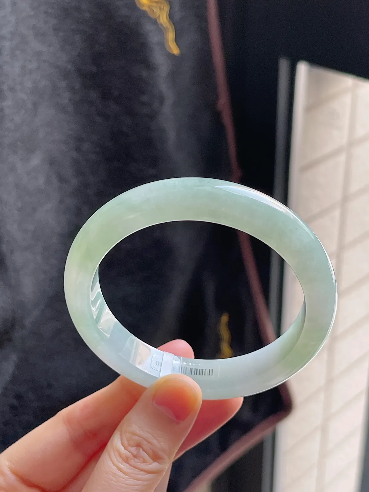 正圈56.7圈口，翡翠冰糯种淡绿色手镯