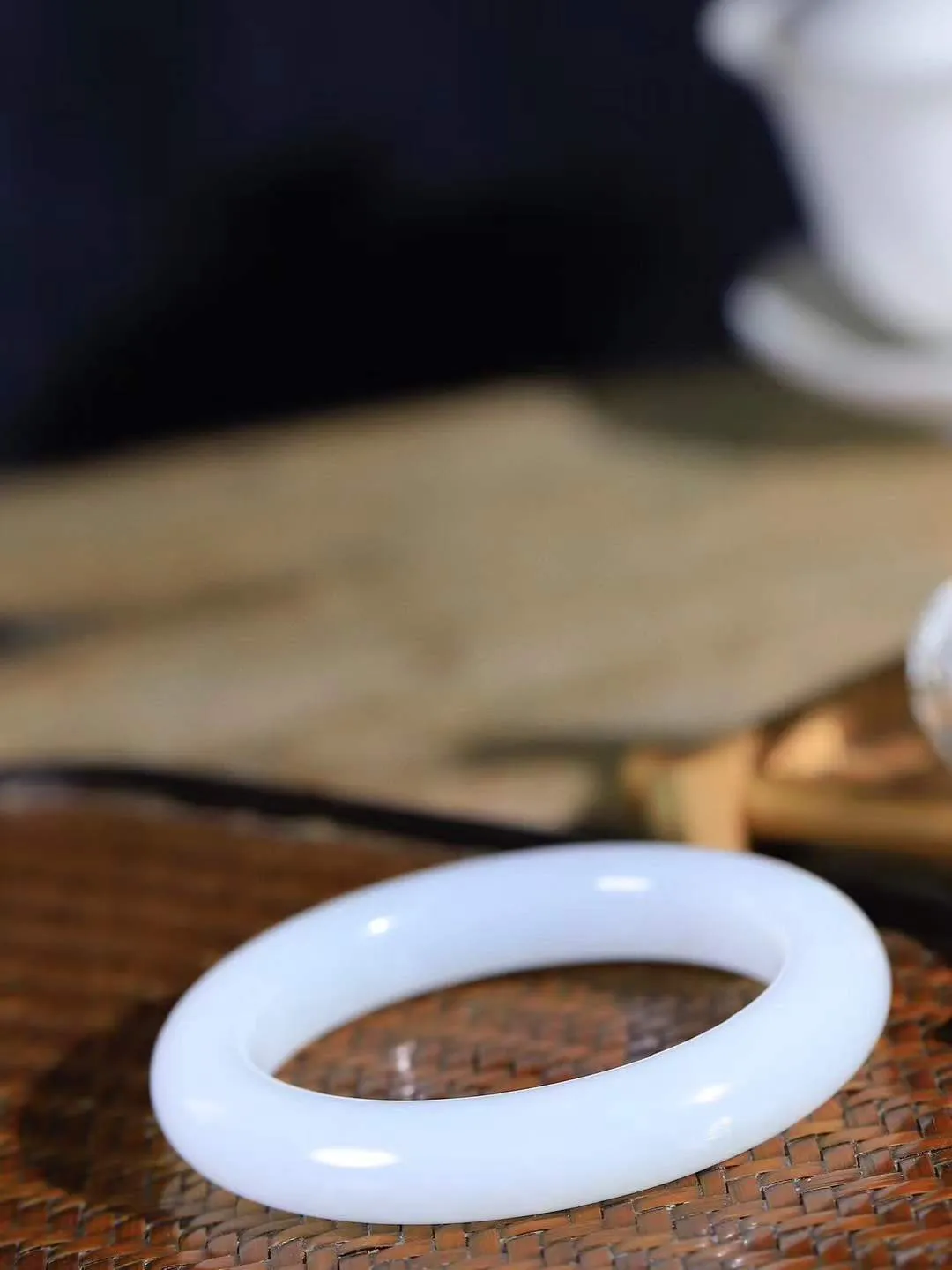 【柔情素语·手镯】

精品和田玉白玉手镯，玉质细腻温润，手感舒适，️线条流畅，简约大气，美自天成，佩戴于腕间，婉约之美，举手投足间透出那份低调奢华，醉人心扉。重52.3克 内径圈口51.5mm  尺寸11-10mm   FDA-551242100