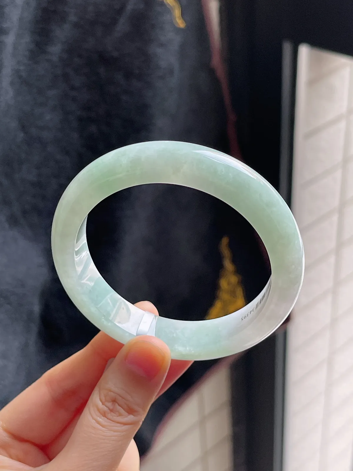 正圈57.5圈口，翡翠糯化种浅绿色手镯