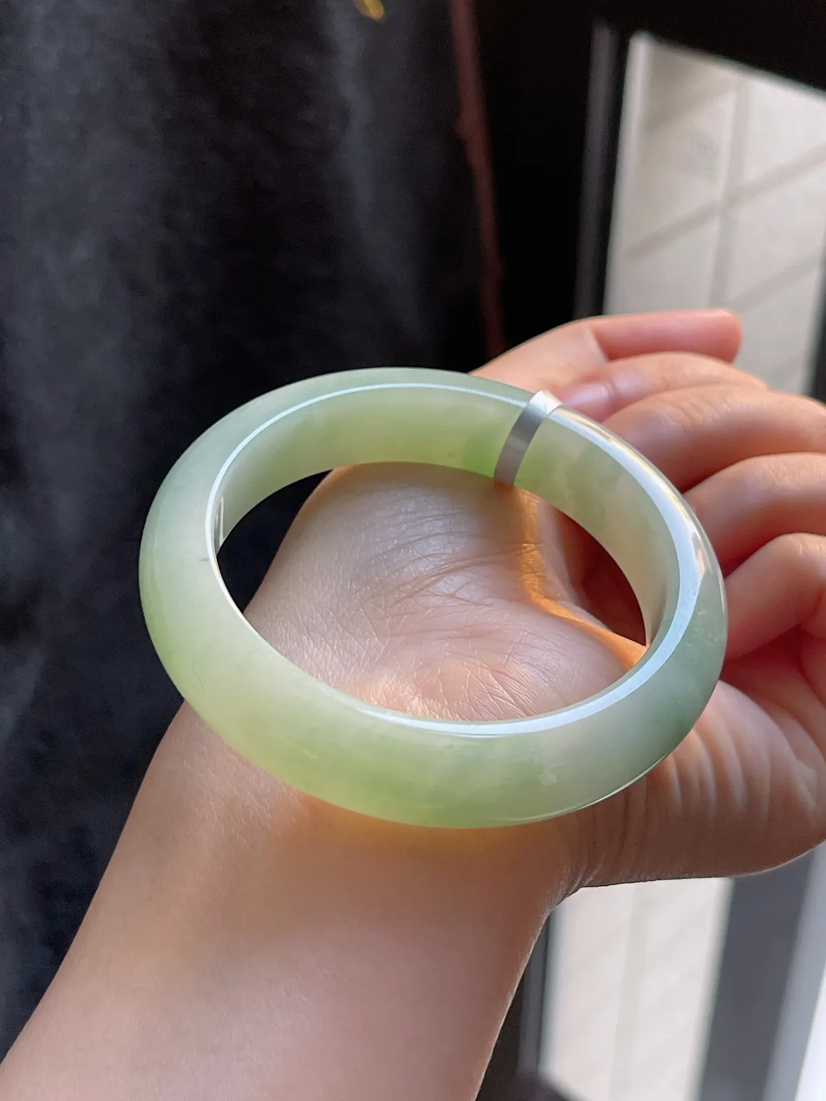 正圈54圈口，翡翠糯化种淡绿色手镯