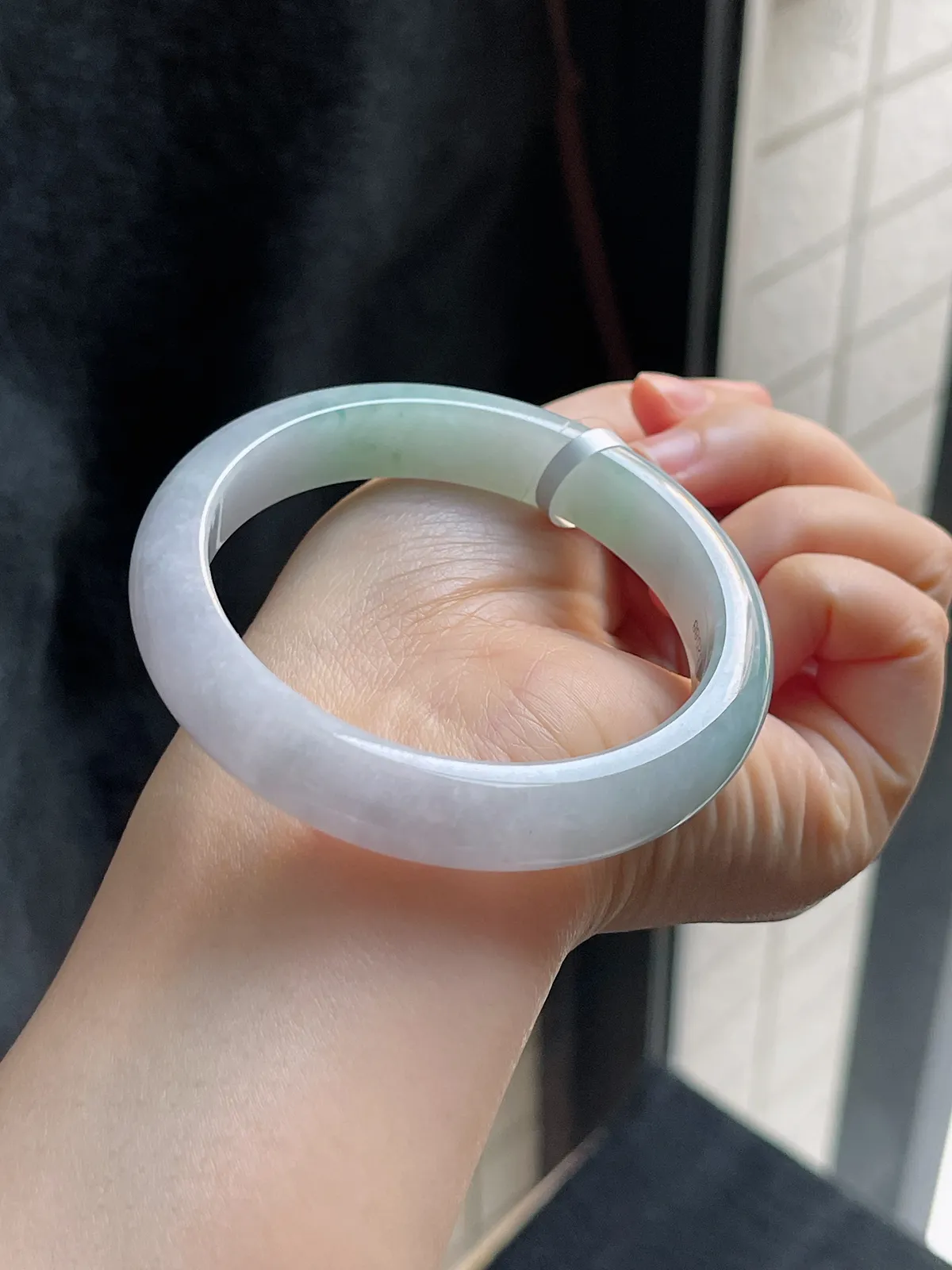 正圈57.2圈口，翡翠糯化种淡绿色手镯