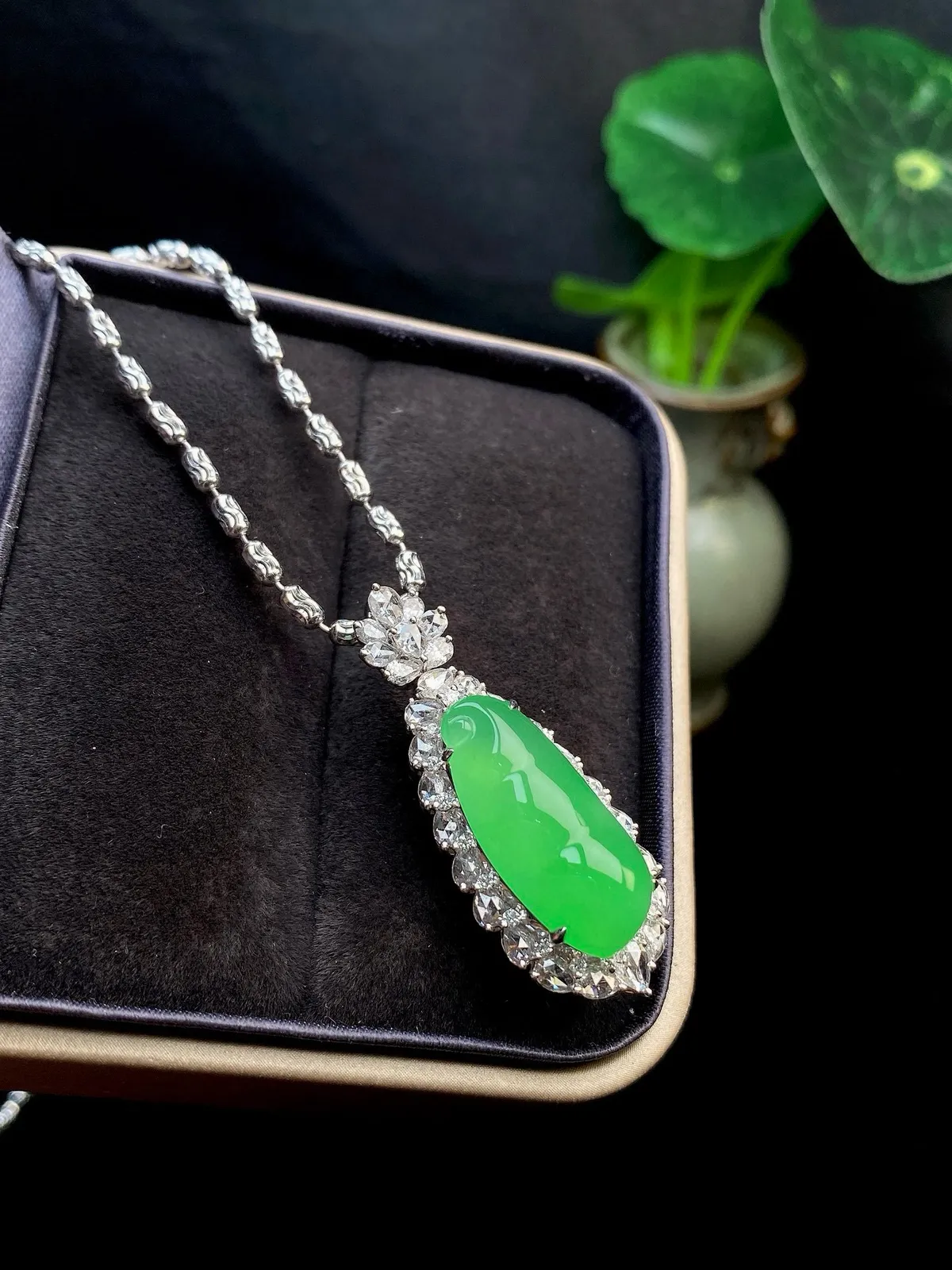 【冰种满绿福豆】质地冰润细腻，种老起光，收藏品质，18K金钻镶嵌，裸石尺寸20.4*9.6*4.5毫