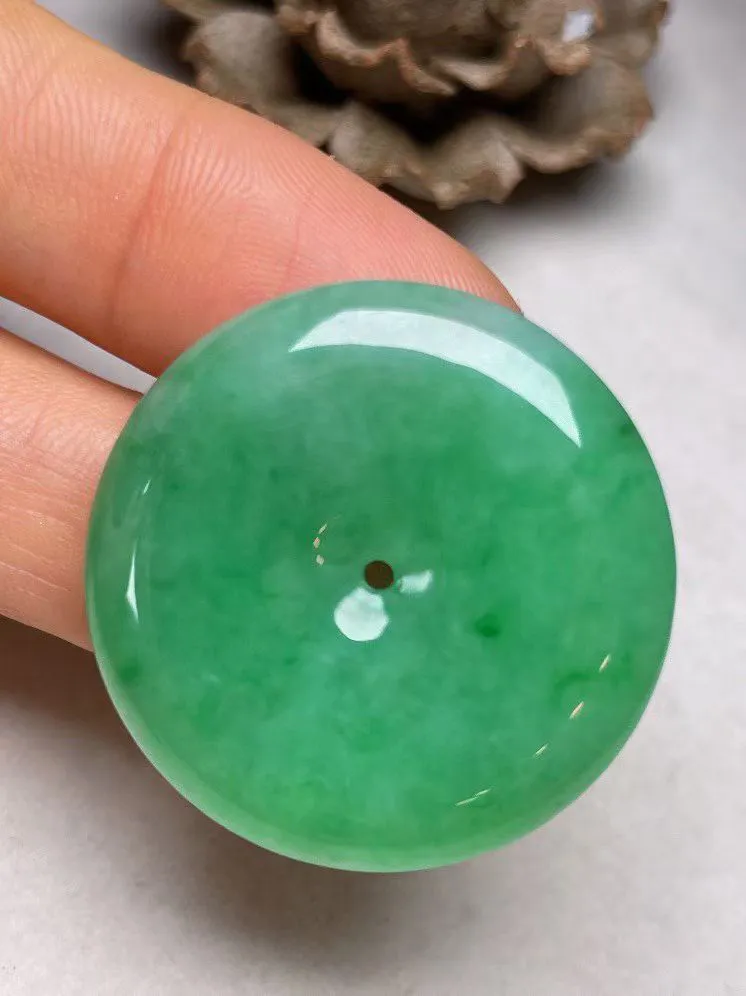 冰糯种飘绿【平安扣】吊坠，种水好、玉质细腻 ，卖相好.