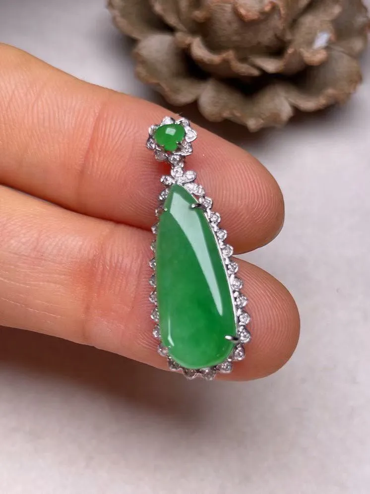 冰糯种满色福瓜吊坠、真金真钻镶嵌，种水好，玉质细腻 .裸石尺寸 19.3*8.0