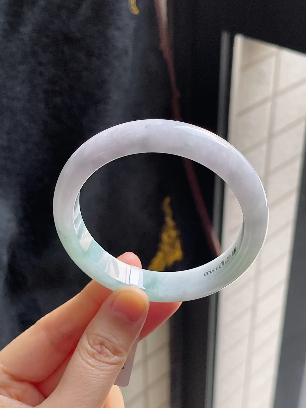 正圈57.2圈口，翡翠糯化种淡绿色手镯