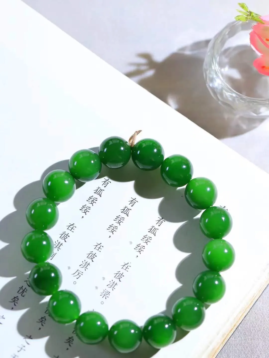 【珠圆玉润.手串】

精品和田玉碧玉珠圆玉润手串 玉质温润细腻  整串打磨圆润，佩戴舒适。珠珠落玉盘，间关莺语花底滑，一生美好时光，无论身在何处，都有它相伴相守。事事顺遂，幸福美满，吉祥如意。重46克 尺寸取一12mm  FDA-221252133