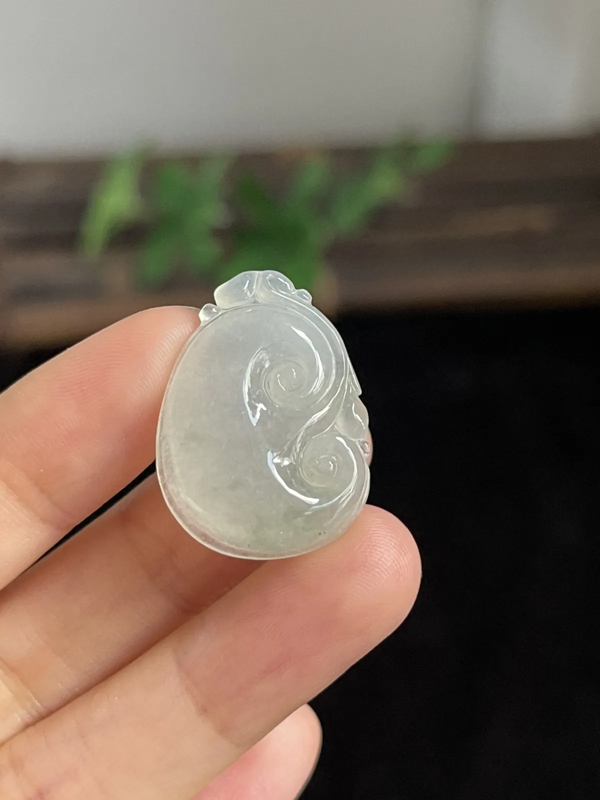 翡翠冰糯种淡绿色如意